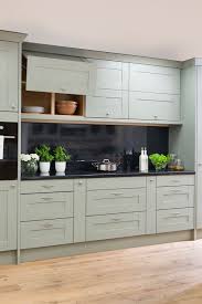 Combining Pale Coloured Kitchen Cabinets With Black Sparkle Laminate Worktops And Splashbacks Creates An Effective Contrast In Any Kitchen Kitchen Wall Cabinets
