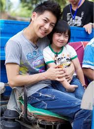 Bắt đầu gia nhập làng giải trí từ khi 17 tuổi, anh nhận được nhiều sự yêu mến nhờ vẻ ngoài thư sinh cùng khuôn mặt búng ra sữa. Chan Dung NgÆ°á»i Ä'an Ong Tá»«ng Tráº» Con Ä'a Lam Tam NhÆ° Du Ä'a Ä'Æ°a Co Vá» Ra Máº¯t