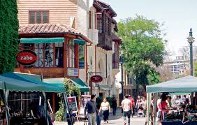 The wide range of food available, theaters, cultural centers, cinemas, bookstores, art galleries, design shops and antique shops, all make this district an oasis for culture. Barrio Lastarria Deutsche Wochenzeitung Condor In Chile