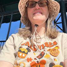 What is a good daily budget for food and souvenirs at Disney World?