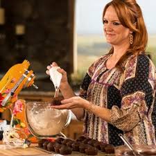 Kitchenaid ksm180qhgsd queen of hearts stand mixer, 5 qt, passion red. Ree Drummond Tv S Pioneer Woman Starts New Season With Tornado Relief Wsj