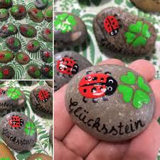Glucksstein Marienkafer Kleeblatt Gastgeschenk Handbemalte Steine Als Glucksbringer Oder Gastgeschenk Auf Wu In 2020 Basteln Silvester Kleeblatt Basteln Gluckssteine