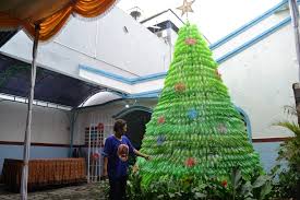 Setelah terkumpul banyak, jemaat gereja lalu ditugaskan untuk membuat pohon natal selama tiga hari. Pohon Natal Dari Botol Bekas