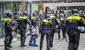 21.10.2021 · en marge du match de ligue europa conférence entre le feyenoord rotterdam et l'union berlin, programmé ce jeudi (18h45), des dirigeants du club allemand ont été agressés mercredi par des. Uecl Feyenoord Hooligans Attackieren Union Delegation Mopo
