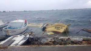 Ayvalık'ta sabay 07.00 sıralarında sağanak yağışla birlikte 80 km hıza ulaşan fırtına ortalığı kasıp kavurdu. J1wl8lpqvhogzm