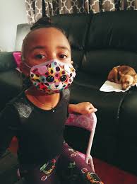 Adjustable child's mask for big heads and tiny faces