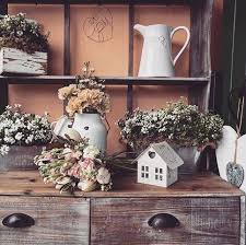 Shabby chic significa letteralmente trasandato chic e negli ultimi anni è stato sempre più associato ad uno stile di vita romantico, carico di emozioni concentrato su valori genuini. Arredamento Shabby Chic Startseite Facebook