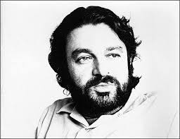 Heykellerin dudaklarından dökülen taşlaşmış sözcükler