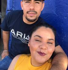 Chamba es chamba y no hay que avergonzarse de tener la bendición de poder  trabajar, si bien no me va mal en mi carrera pero quiero q me vaya mejor en  la