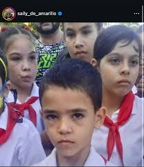 La Habana otro día más a oscuras. La primera foto; nuestros niños llenos de  ojeras, en Cuba no se puede ni dormir. La segunda foto llena de imbeciles e  ineficientes que cada