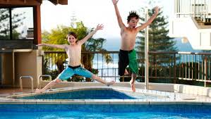 Columpios resbaladillas pasamanos toboganes puentes tuneles muros de escalada casitas banquitas escaleras de soga y mucha. Mas De 25 Juegos De Piscina Y Agua Gottamentor