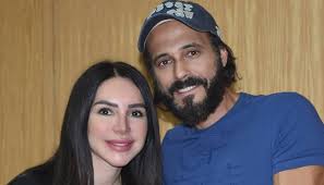 His birth name is mohamed ismail nagy. ÙÙŠ Ø£ÙˆÙ„ Ø¸Ù‡ÙˆØ± Ù„Ù‡Ø§ Ø§Ø¨Ù†Ø© ÙŠÙˆØ³Ù Ø§Ù„Ø´Ø±ÙŠÙ ØªØ®Ø·Ù Ø§Ù„Ø£Ù†Ø¸Ø§Ø± Ø¨Ø¬Ù…Ø§Ù„Ù‡Ø§ Ø´Ø¨Ù‡ Ù…Ø§Ù…ØªÙ‡Ø§ ØµØ­Ø§ÙØ© Ø§Ù„Ø¬Ø¯ÙŠØ¯ Ù…Ù†ÙˆØ¹Ø§Øª