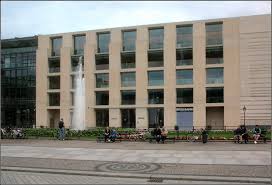 Dz bank frankfurt in kombination mit der dhbw mannheim dz bank stuttgart in kombination mit der dhbw stuttgart dz bank düsseldorf oder hannover in kombination mit der dhbw stuttgart dauer das duale studium umfasst sechs semester und dauert drei jahre. Dz Bank Gebaude In Berlin In Berlin An Der Sudseite Des Pariser Platzes Liegt Die Dz Bank Zwischen Der Akademie Der Kunster Von Staedte Fotos De