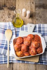 Unite al composto le uova e una generosa manciata di parmigiano grattugiato. Polpette Di Pane Grattugiato Al Sugo La Tarte Maison