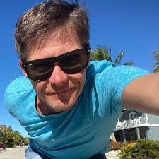 Peter Szulc's Instagram, Twitter & Facebook