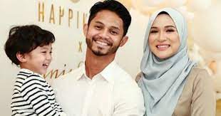 Malaysian model and actress known for her work on a variety of television programs in her country. Tak Bagi Gajet Konon Tapi Hari Hari Tayang Anak Dalam Ig Hanis Zalikha Dikritik Teruk Tempatan Hiburan Trending Cari Infonet