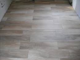 Die glasierte feinsteinzeugfliese betulla vereint in natürlicher holzoptik die eleganz und einzigartigkeit wertvollster edelholzarten. Kuche Fliesen Verkleiden Bodenbelag Fliesen Holzoptik