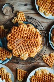 Quarkwaffeln Knusprig Und Schnell Gemacht Knusperstubchen In 2020 Quark Waffeln Waffeln Lebensmittel Essen