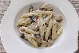 Se mărește focul și se adaugă vinul alb, tot deodată. Penne Cu Pui Si Ciuperci In Sos Alb Lili Gateste