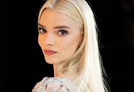 Anya Taylor-Joy egy szál szexi babydollban