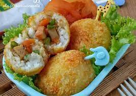 Memulai pagi ini dengan menu nasi goreng, yummyyy Bumbu Meracik Bola Bola Nasi Isi Tumis Nugget Lezat