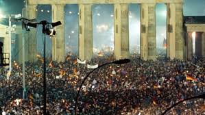 Doch anderswo auf unserem planeten leben menschen noch immer hinter stein und. Die Nacht Als Die Mauer Fiel Sondersendungen Und Extrablatt Br Fernsehen Fernsehen Br De