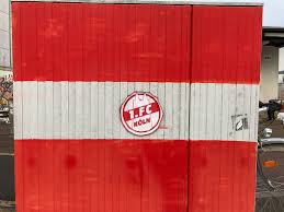 Fc köln app for ios latest version. Rot Weiss Bemalte Wand Mit Aufkleber Des Fussballvereins 1 Fc Koln Mit Fahrrad Im Hintergrund Creative Commons Bilder