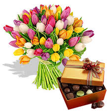 Acquista fiori per il compleanno della mamma: Fiori Per La Mamma Consegna Gratuita A Domicilio Con Acquisto On Line Di Fantasia Di Tulipani Con Cioccolatini