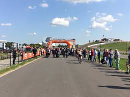 Dit maakt het mogelijk om in de diverse limburgse landschappen een interessante ronde te fietsen. Uci Wwt Auf Twitter 5 Minutes Until The Neutralized Start In Tom Dumoulin Bike Park Ready For The Queen Stage Blt2018 Uciwwt