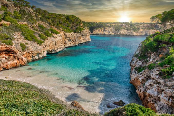 La playa paradisiaca de España que es una de las mejores del mundo: de agua turquesa, arena blanca y rodeada de naturaleza - Infobae