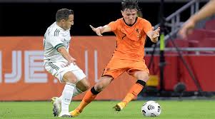 Steven berghuis ziet een strafschop gekeerd door krul, maar de vleugelaanvaller revancheert zich met veldgoals. Dagblad010 Steven Berghuis Tijd Om Basisplaats In Oranje Te Grijpen