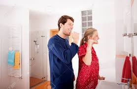 Paare Die Zusammen Zahneputzen Im Badezimmer Lizenzfreie Fotos Bilder Und Stock Fotografie Image 24400020