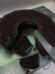 Selain untuk konsumsi pribadi, kue basah satu ini sering dijadikan kudapan untuk menjamu tamu. Resep Bolu Karamel Sarang Semut Panggang Enak Tanpa Mixer