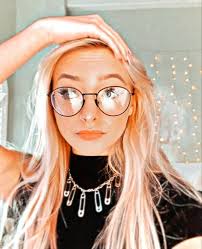 Independent stylist and makeup artist that emphasizes on bridal hair and makeup! ð—­ð—¼ð—² ð—Ÿð—®ð˜ƒð—²ð—¿ð—»ð—² ð—¨ð—¹ð˜ð—¿ð—®ð—¹ð—¶ð—´ð—µð˜ ð—¥ð—®ð—¿ð—² Zoe Sugg Laverne Pretty Girls Selfies
