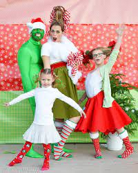 15 Hilarious Holiday Family Photo Ideas You Should Steal Funny Christmas Photos Christmas Family Photos Family Holiday Photos