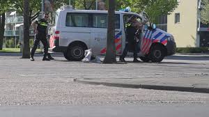 Op videobeelden uit de omgeving is te horen dat er zeker elf keer is. Beelden Van Arrestatie Verdachten Schietpartij Dordrecht In Breda Youtube