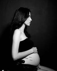 30 gambar abstrak keren bagus simple dan mudah dibuat. 10 Foto Maternity Tema Hitam Putih Seleb Elegan Saat Hamil