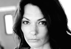 Susu Padotzke spielt Gerichtsmedizinerin Dr. Caroline Fuchs in der  Kultserie »Hubert und Staller«: Die Sturmfrisur mag sie gar nicht