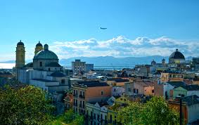 Des vols internes sont possibles entre olbia et cagliari. Posta Al Centro Del Mediterraneo La Citta Di Cagliari Sorge Nel Sud Della Sardegna Di Cui E Capoluogo La Citta Deve La Sua Posizione Cagliari Italy Sardinia