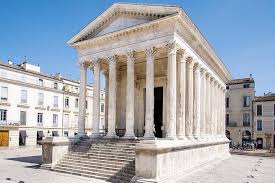Cette table et 4 fauteuils de est a la fois solide, legere et pratique : Maison Carree In Nimes France Architectureporn
