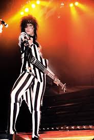 Apprenez A Jouer De La Guitare Basse Comme Nikki Sixx Du Legendaire Groupe De Glam Metal Motley Crue Nikki Sixx Motley Crue Nikki Sixx Motley Crue