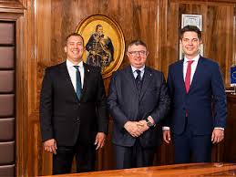 She helped a lot in introduction josef seibel brand into the hungarian market. Vezetovaltas Meszaros Lorinc Tozsdei Cegenel Mfor Hu