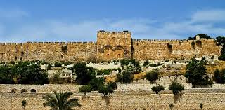 Ahol manapság embe­ rek imádkoznak, akkoriban még csak egy út kanyargót! Jeruzsalemi Emlekek Ii Jezus Nyomaban Vasarnap Hu