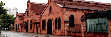 O theatro municipal de são paulo 1 é um dos mais importantes teatros do brasil e um dos cartões postais da cidade de são paulo.localizado no centro da cidade, na praça ramos de azevedo, foi inaugurado em 1911 para atender ao desejo da elite paulista da época, que queria que a cidade estivesse à altura dos grandes centros culturais. 6bhi4jd1tqb0cm