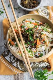 Decouvrez Les Saveurs Asiatiques Avec Un Riz Saute Aux Algues Sesame Et Gingembre Sauce Wasabi Recette A Realiser Recette Asiatique Riz Saute Recette Legume