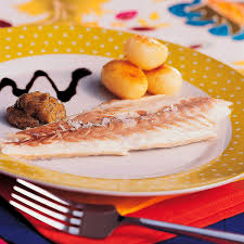 Hornea todo junto a 220º durante ten cuidado de no separar los lomos completamente, ya que queremos cocinar la lubina entera en el horno. Lubina Al Horno Con Salsa De Eneldo Receta En Telva Com