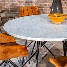 ronde marmeren tafel met slank design onderstel en velvet stoelen marmeren tafels tafel marmeren eettafels