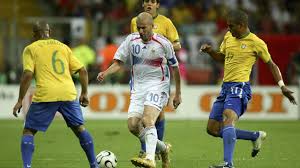 Tostão passando e fazendo fila na zaga da inglaterra na copa do mundo. 01 07 2006 Franca 1 X 0 Brasil Tres Pontos
