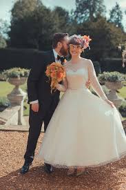 50 Funny 50s Retro Wedding Theme Ideas Weddingomania In 2020 Retro Wedding Dresses Tea Length Wedding Dress Vintage Wedding Dress 1950s