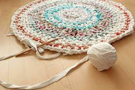 Die vorzüge einer solchen naturfaser liegen nicht nur in der natürlichkeit in optik und haptik, sondern vor allem in den ökologischen aspekten. Teppich Selber Stricken Hakeln Aus Alten Kleidern Und Stoff Ich Lebe Grun